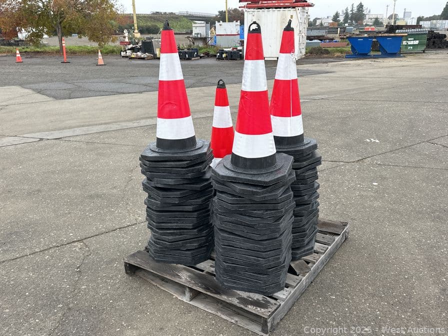 70-traffic-cones-unused-mk4e0jsf