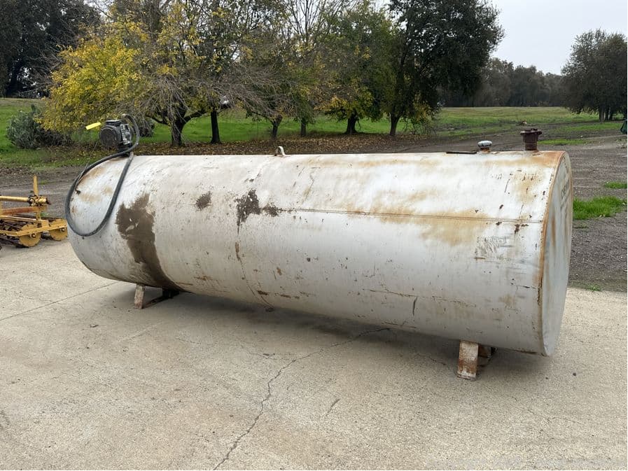 steel-oil-tank-with-pump-623549