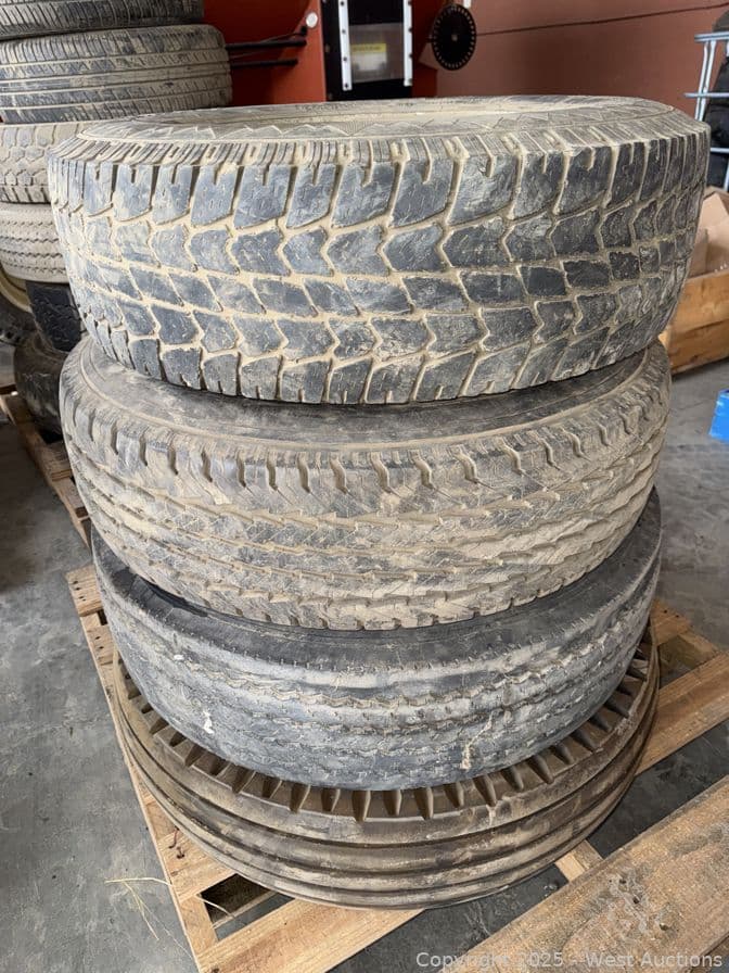 contents-of-pallet-3-assorted-truck-wheels-and-4-tires-622924
