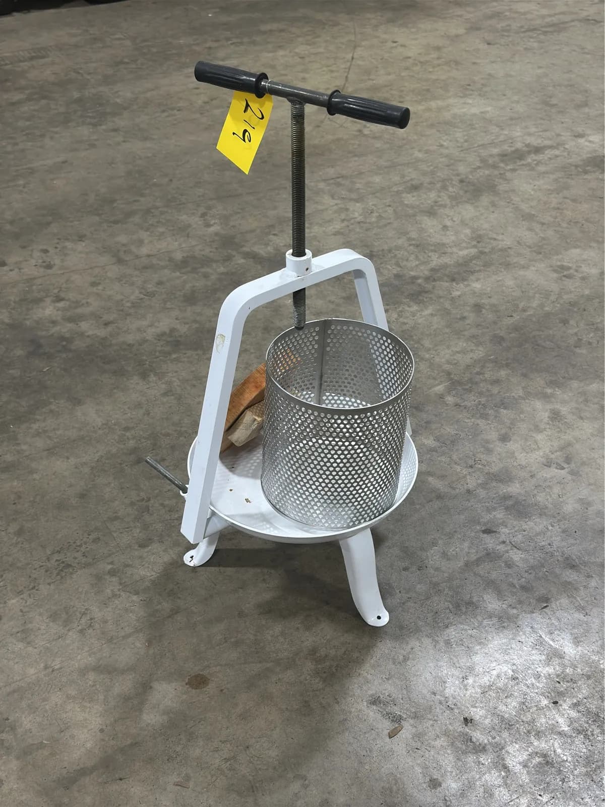 manual-fruit-and-wine-press-9f3f64