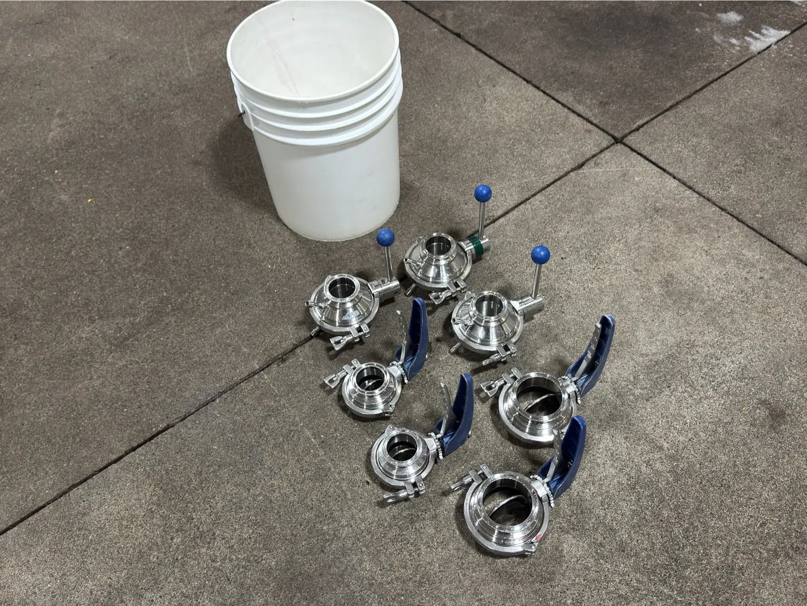 7-assorted-stainless-steel-butterfly-valves-b0bc6e
