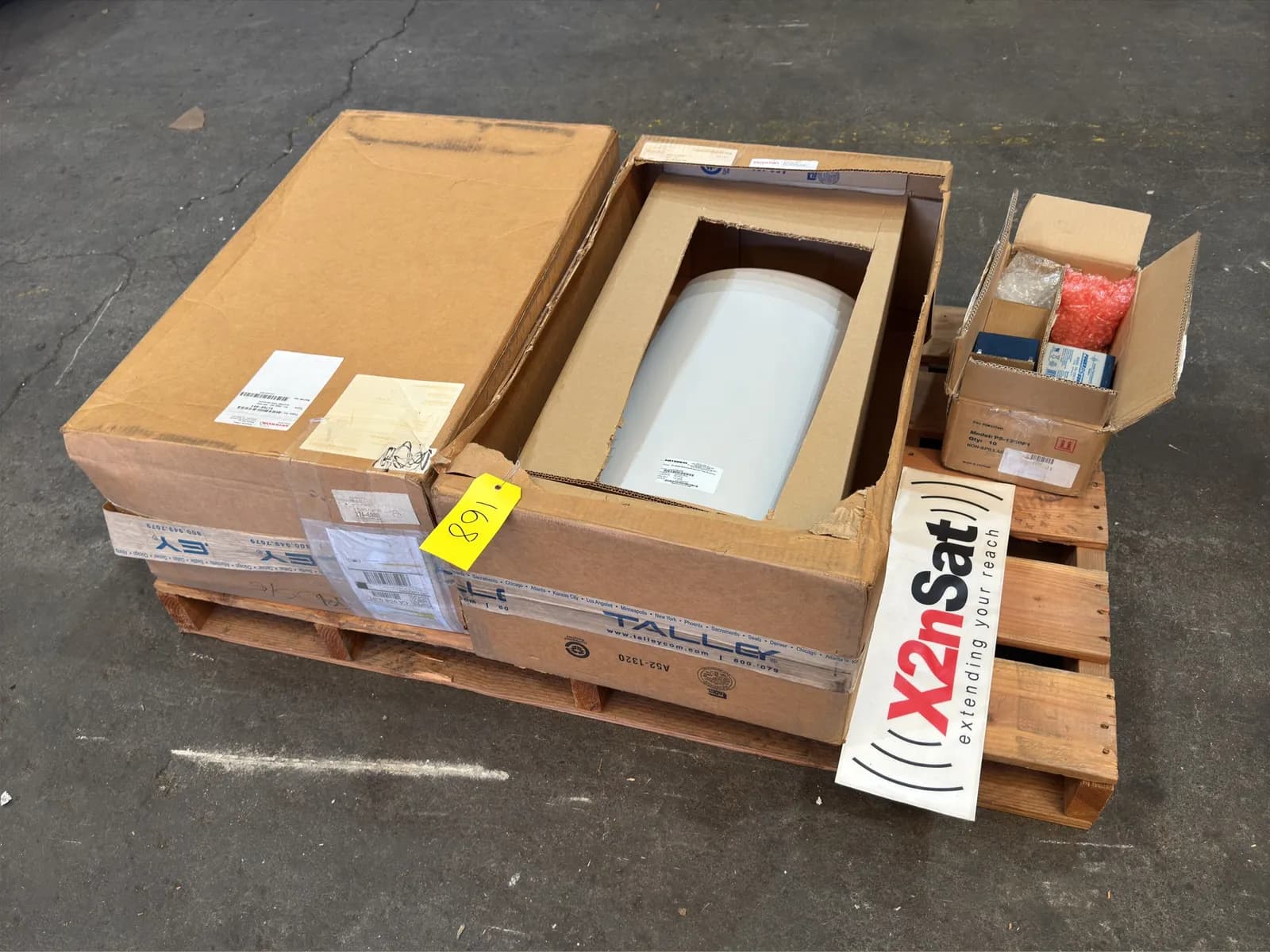 contents-of-pallet-2-kathrein-ry-900b-randome-protected-yagi-antennas-and-small-batteries-ece11b
