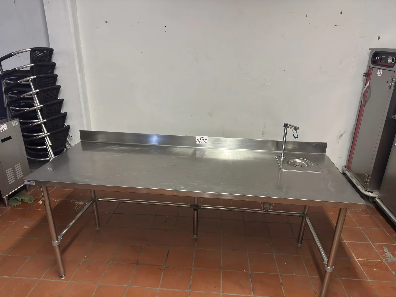 stainless-steel-table-with-water-fountain-538c90