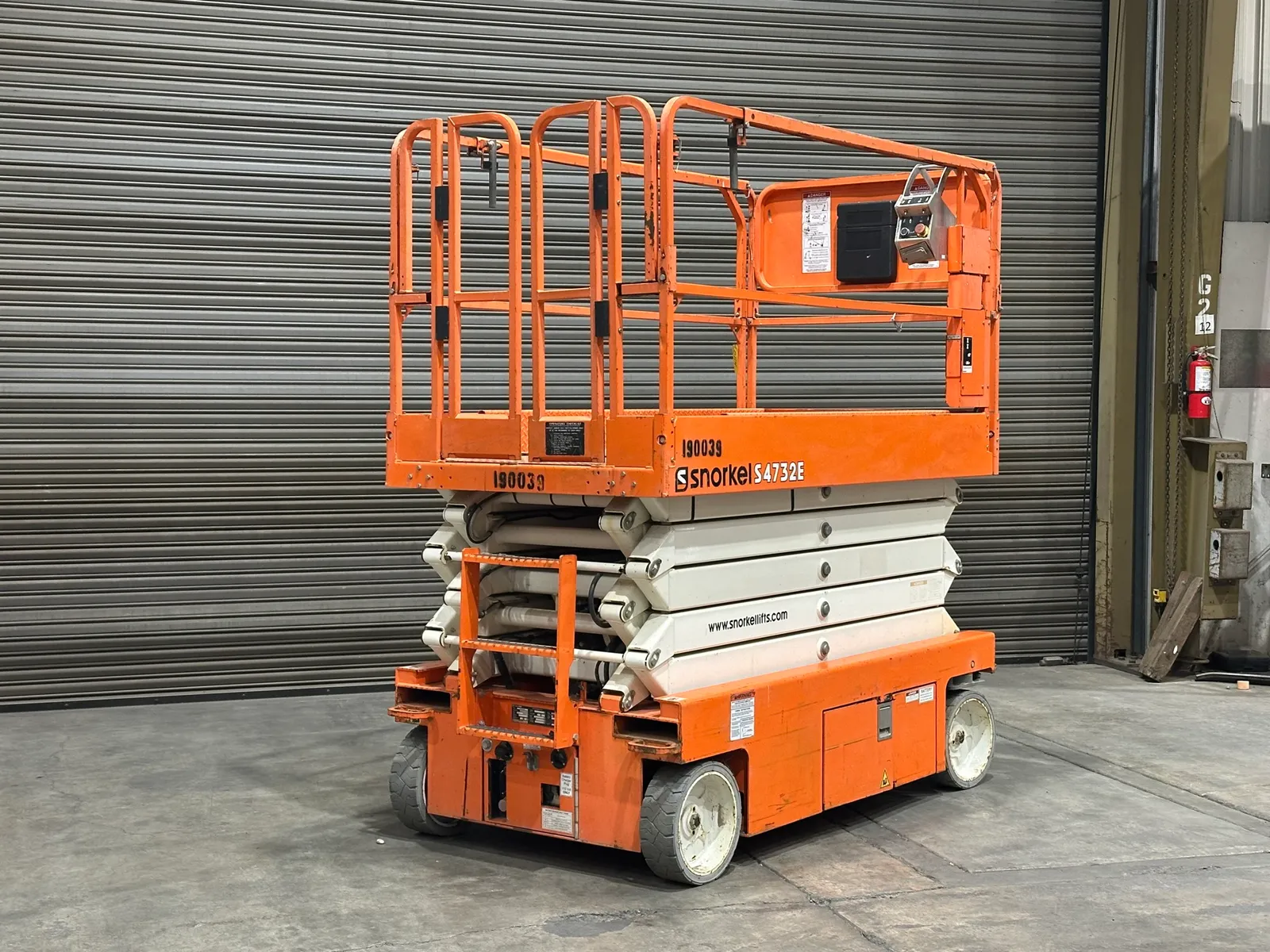 2017-snorkel-s4732e-electric-scissor-lift-32-max-lift-height-mncl3av3