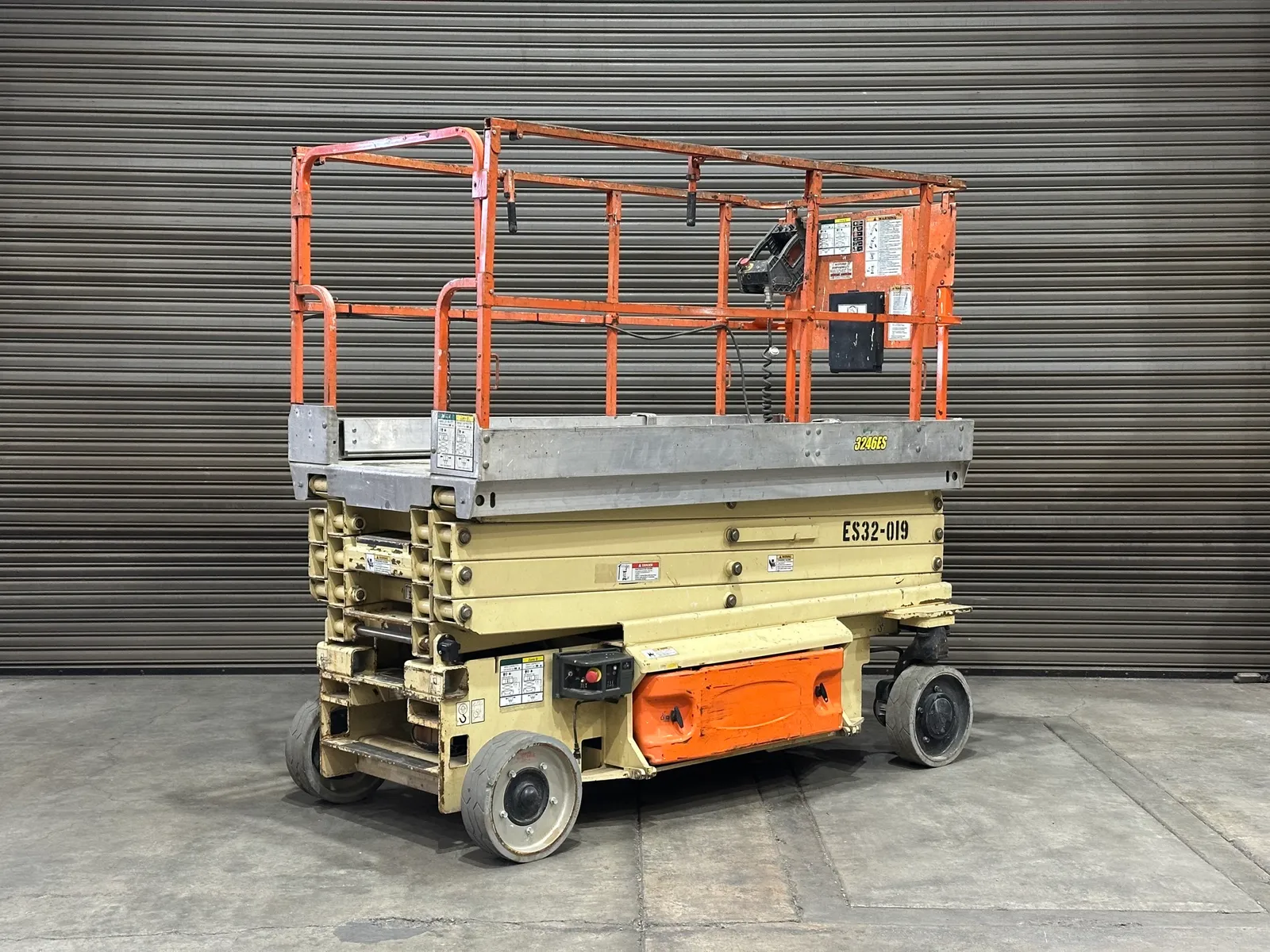 jlg-3246es-electric-scissor-lift-32-max-lift-height-mncl3avb