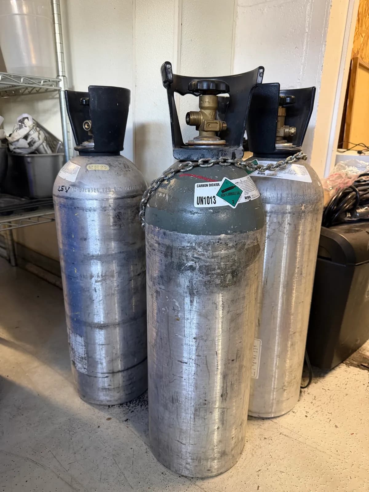 set-of-4-aluminum-gas-cylinders-with-valves-a868d3