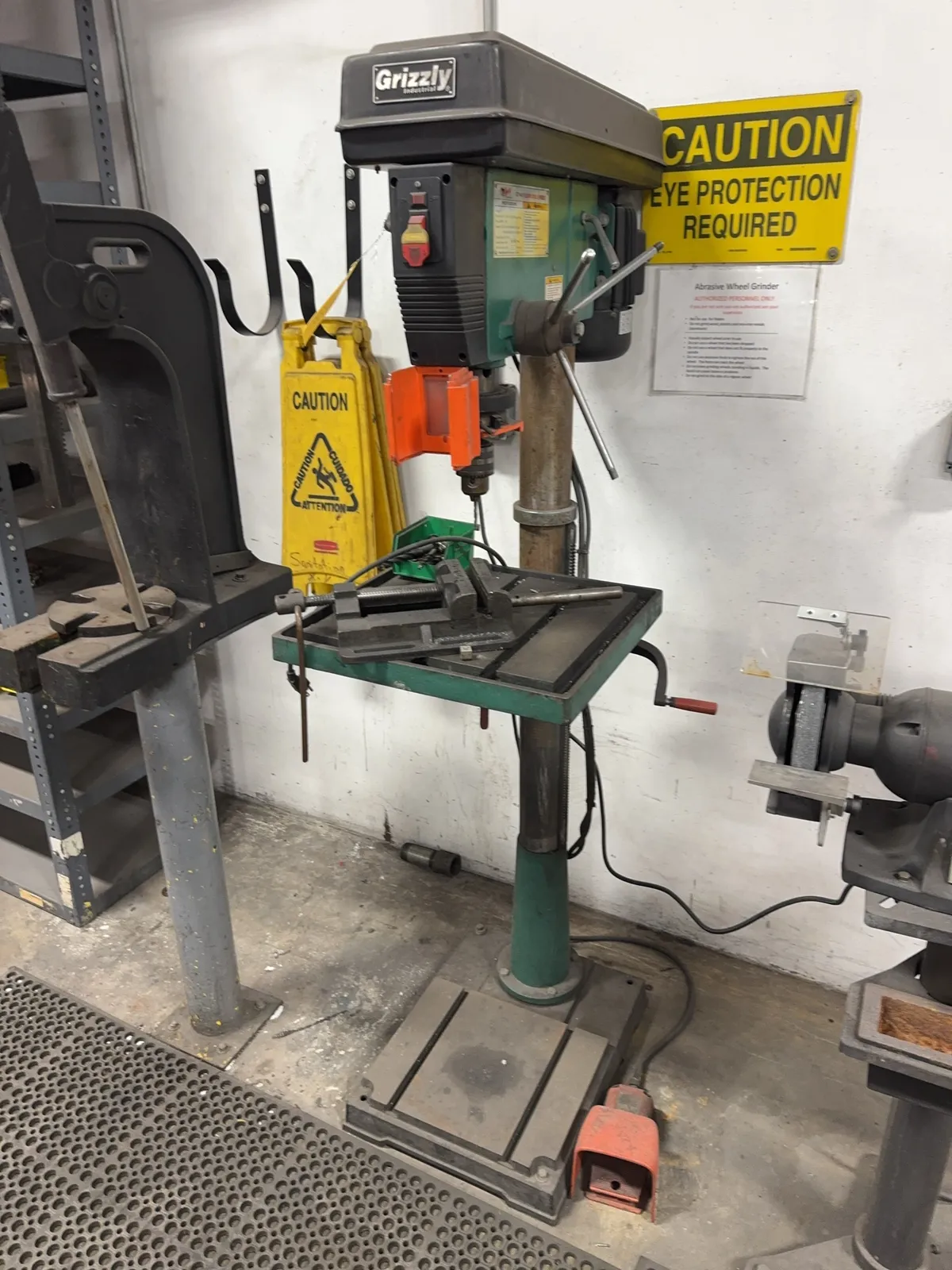 grizzly-industrial-floor-drill-press-with-20-swing-60f210