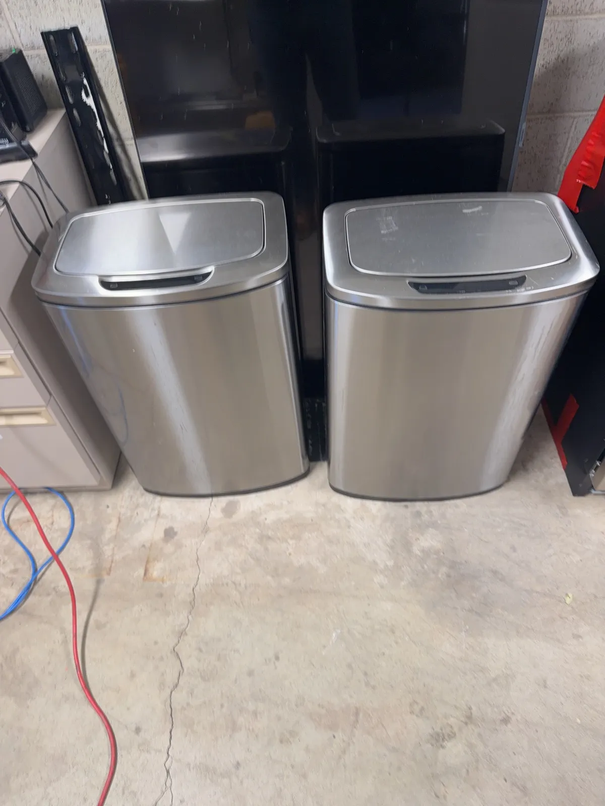 2-stainless-steel-touchless-trash-cans-mr0xm70d