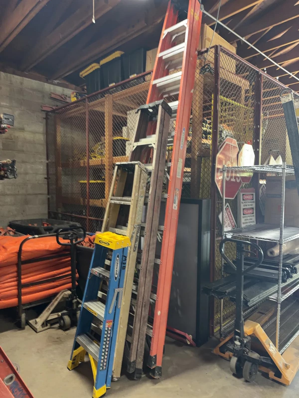 5-assorted-a-frame-ladders-mr0xrmaq
