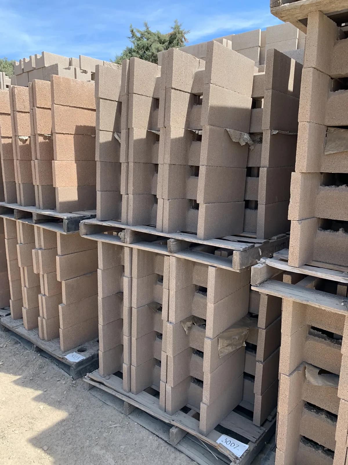 2-pallets-of-12x8x16-doebb-tan-676f09