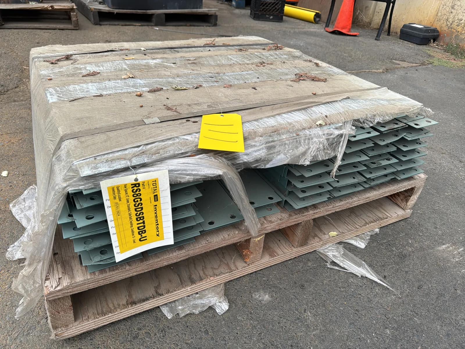pallet-of-8-teardrop-side-bolt-row-spacers-mukls58e