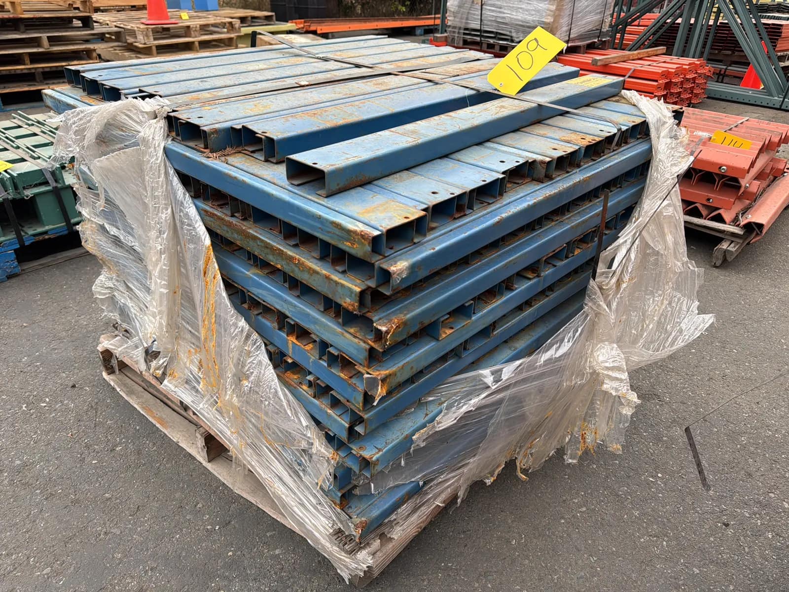 pallet-of-44-pallet-supports-mukll0s2