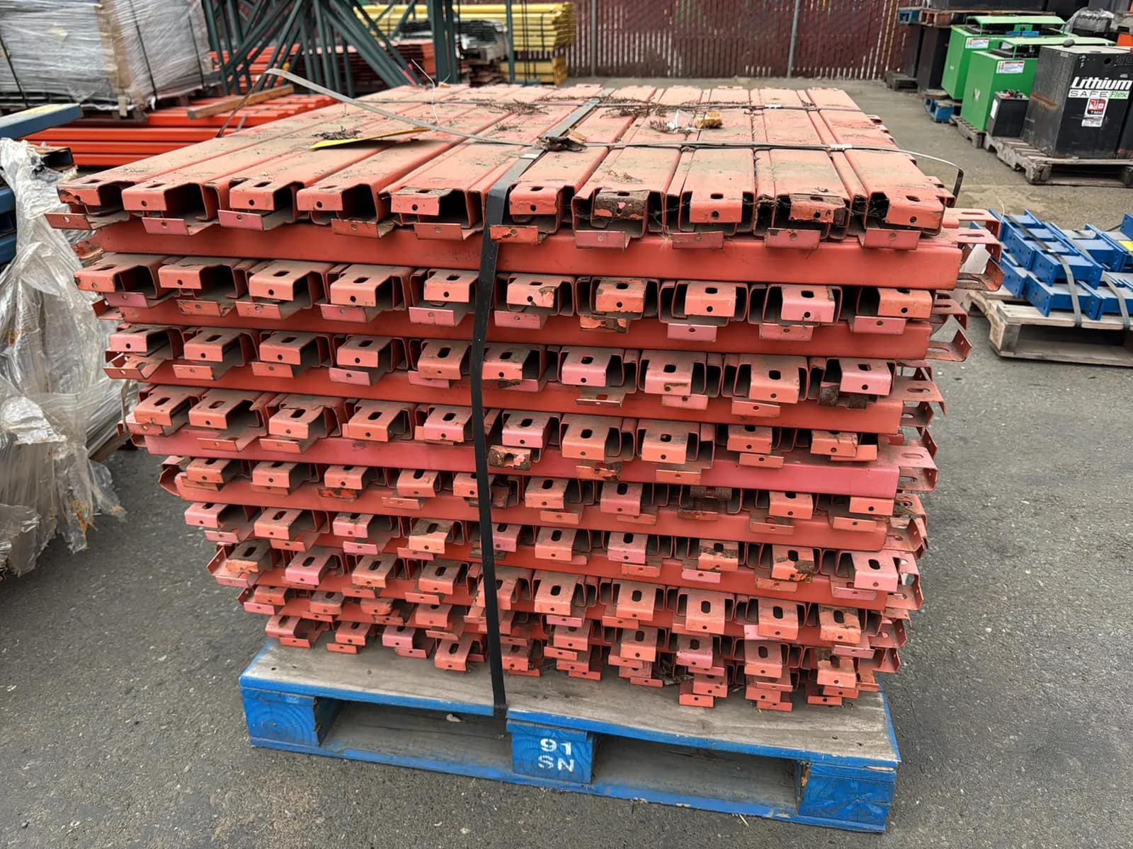 pallet-of-42-pallet-supports-muklk836