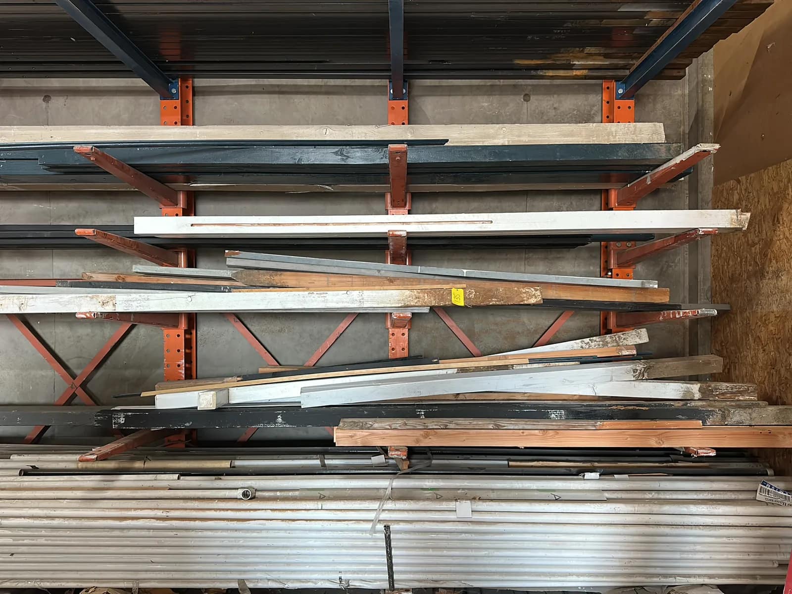 contents-of-4-shelves-rack-assorted-wood-beams-mu3ctfup
