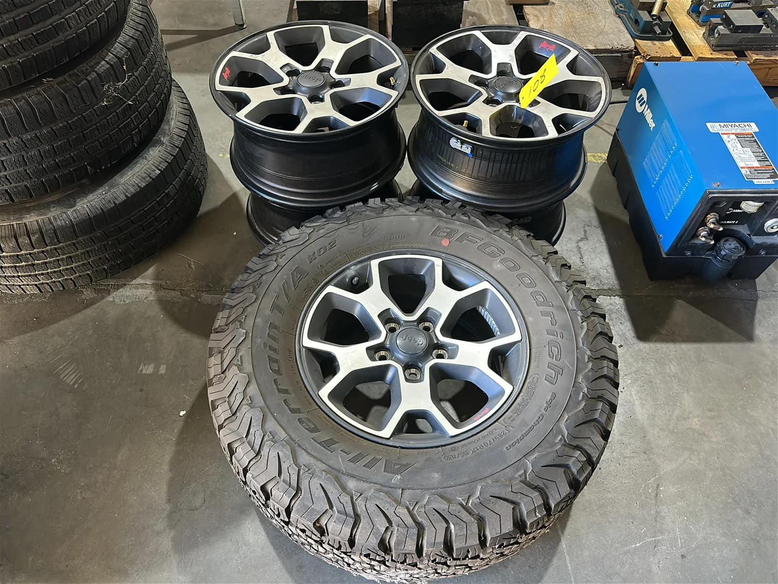 5-jeep-rims-and-1-bfgoodrich-28570r17-tire-mupvhiik